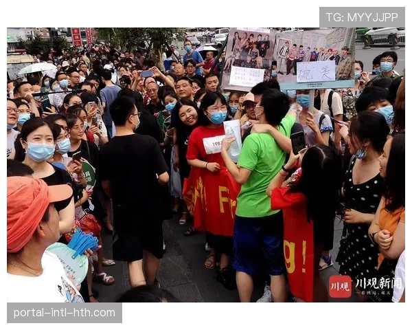 镜头捕捉到场边广告牌出现球迷众筹生日祝福广告